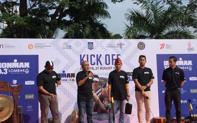 (Ki-Ka) Event Director Ironman 70.3 Lombok Hamka Handaru, Direktur Eksekutif Ironman 70.3 Lombok Arie Sukirno, Kepala Dinas Pariwisata NTB Yusron Hadi, Race Director Andreas Kansil, dan National Advisor Ironman 70.3 Lombok Richard Sam Bera dalam acara kickoff Ironman 70.3 Lombok di Jakarta, Minggu (21/8/2022) (ANTARA/Shofi Ayudiana)