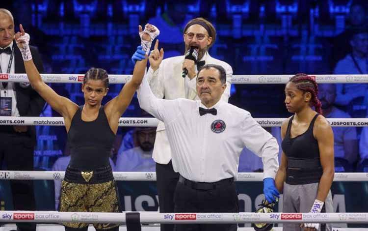Petinju putri kelahiran Somalia Ramla Ali (kiri) memastikan kemenangannya di kelas super-bantam dengan KO pada ronde pertama atas petinju asal Dominika Crystal Nova di King Abdullah Sports City Arena, Arab Saudi, pada 20 Agustus 2022. (AFP/GIUSEPPE CACACE)