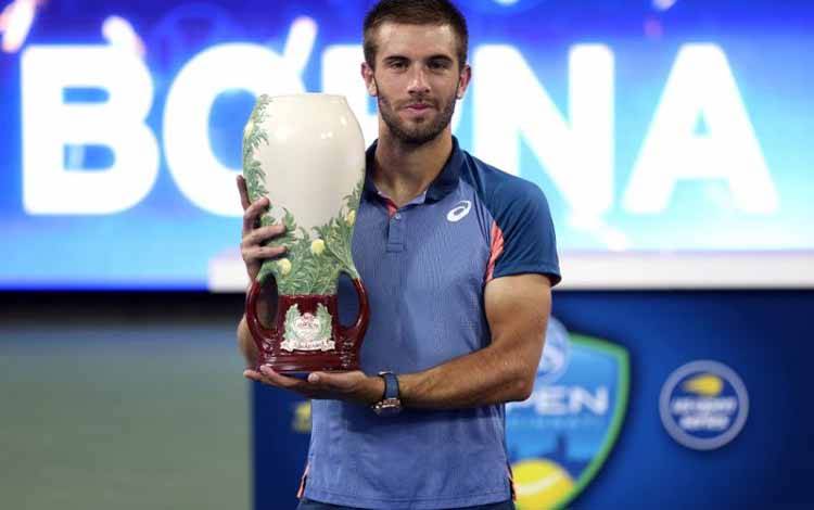 Petenis Kroasia Coric of Croatia mengalahkan petenis Yunani Stefanos Tsitsipas dalam final tunggal putra Western & Southern Open dan sekaligus menjuarainya di Lindner Family Tennis Center, Mason, Ohio, pada 21 Agustus 2022. (Getty Images via AFP/MATTHEW STOCKMAN)