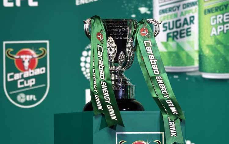 Foto arsip - Trofi Piala Carabao atau Piala Liga diperlihatkan di Bangkok pada 16 Juni 2017. (AFP/LILLIAN SUWANRUMPHA)