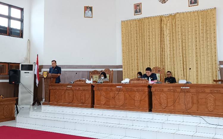 Juru bicara Fraksi NasDem-Hanura DPRD Kabupaten Gunung Mas Evandi Juang saat membacakan tanggapan dari fraksinya di rapat paripurna pada Selasa 23 Agustus 2022. (FOTO: RISKA YULYANA)