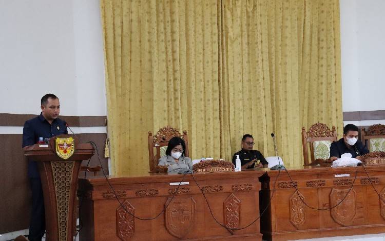 Juru bicara Fraksi NasDem-Hanura DPRD Kabupaten Gunung Mas Evandi Juang memaparkan beberapa usulannya terhadap Raperda tentang Perubahan APBD 2022 di rapat paripurna pada Selasa 23 Agustus 2022. (FOTO: DISKOMINFOSANTIK GUMAS)