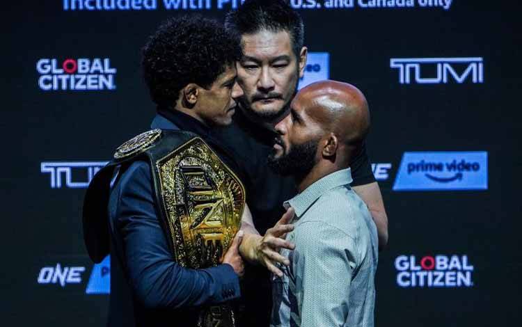 Adriano Moraes (kiri) dan Demetrious Johnson saling bertatap muka dalam sesi jumpa pers di Singapura, Kamis (25/8/2022) untuk duel ulang di dalam ONE Fight Night 1 di Singapore Indoor Stadium, Singapura, Sabtu (27/8/2022). (ANTARA/HO-ONE Championship)
