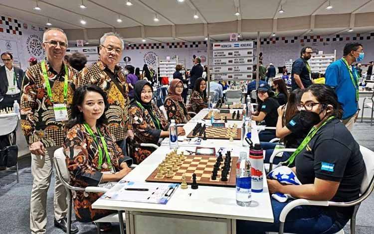 Tim putri catur Indonesia mengenakan seragam batik betpose sebelum bertanding dalam Olimpiade Xatur FIDE 2020 di Chennai, India, Senin. (ANTARA/HO-Kristianus Liem)