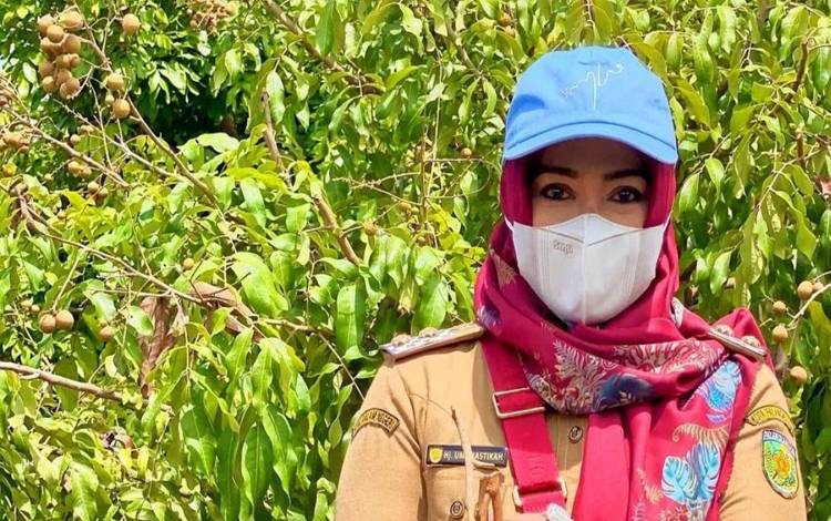 Wakil Wali Kota Palangka Raya, Umi Mastikah mengunjungi kebun buah Larosa. (FOTO: ADMIN WWKP)