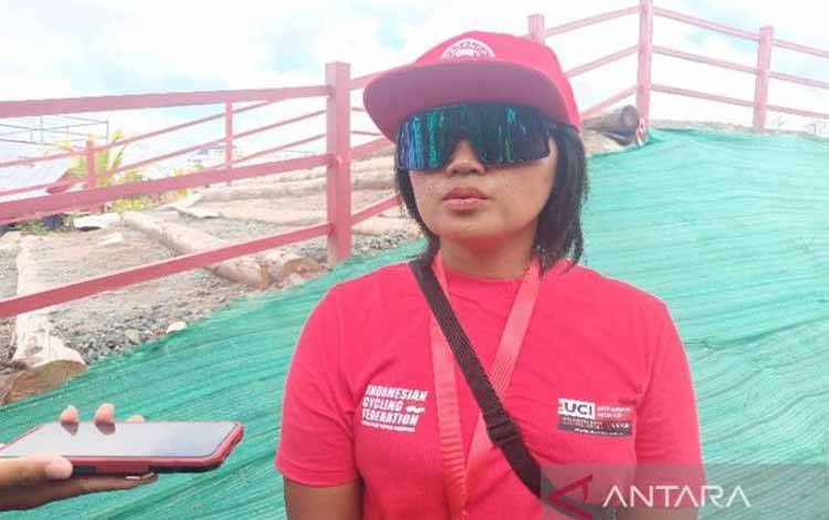 Pelatih Atlet Indonesia Yazid Kusumawati menjelaskan terkait porsi latihan yang dilakukan oleh anak didiknya saat menjajal sirkuit UCI MTB Eliminator World Cup 2022 di Palangka Raya, Kalimantan Tengah, Jumat (26/8/2022). ANTARA/Adi Wibowo