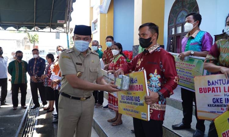 Bupati Lamandau Hendra Lesmana menyaluarkan hibah untuk pembangunan dan renovasi sejumlah rumah ibadah. (FOTO : HENDI NURFALAH)
