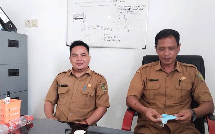 Kabib PSU, Rahmad Ramel dan Sub Koordinator Sarana Disperkimtan Palangka Raya, Roma Librawan. (FOTO: MC ISEN MULANG)