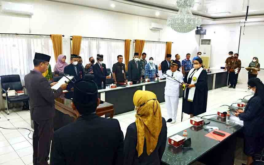 Wakil Bupati Sugianto Panala Putra mengambil sumpah/janji jabatan Camat Gunung Purei di aula Setda lantai I, Kamis 1 September 2022.(foto: Dhani)