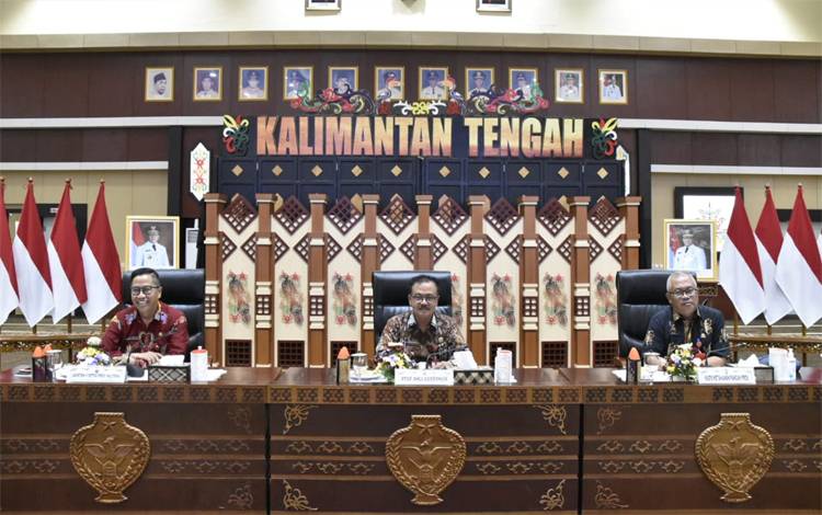 Staf Ahli Gubernur Kalteng Bidang Pemerintahan, Hukum dan Politik, Herson B. Aden (tengah) bersama Asisten Bidang Perekonomian dan Pembangunan Setda Prov. Kalteng Leonard S. Ampung (kiri) dan Kepala Dinas Ketahanan Pangan Prov. Kalteng Riza Rahmadi (kanan) saat menghadiri secara virtual pembukaan Dies Natalis ke-59 IPB di Aula Jayang Tingang, Kamis 1 September 2022. (FOTO: MMC KALTENG ASEF/RIZALDI)