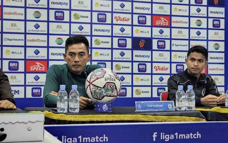 Pelatih PSS Sleman Seto Nurdiantoro (kiri) didampingi pemain Irkham Mila (kanan) menghadiri sesi konferensi pers seusai laga menghadapi Dewa United pada pekan ke-8 Liga 1 Indonesia di Stadion Indomilk Arena, Tangerang, Minggu (4/9/2022). (ANTARA/Aldi Sultan)