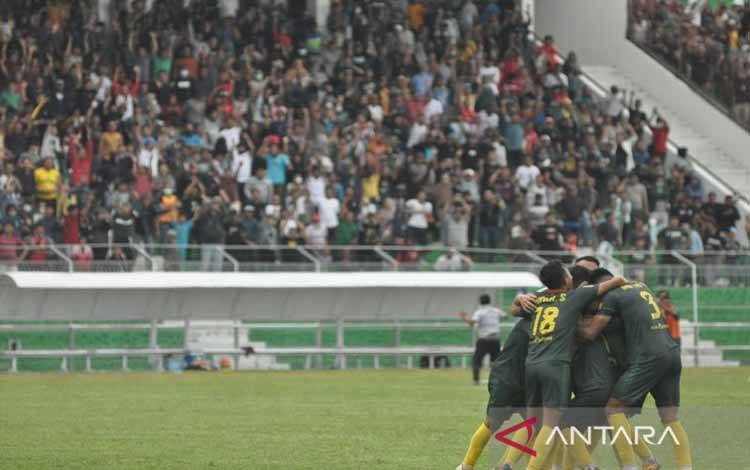 Para pemain Persipal Babel United berselebrasi merayakan gol Murdaim ke gawang Sulut United dalam laga lanjutan Liga 2 Indonesia Wilayah Timur di Stadion Gawalise, Palu, Sulawesi Tengah, Minggu (4/9/2022). ANTARA/Muhammad Izfaldi