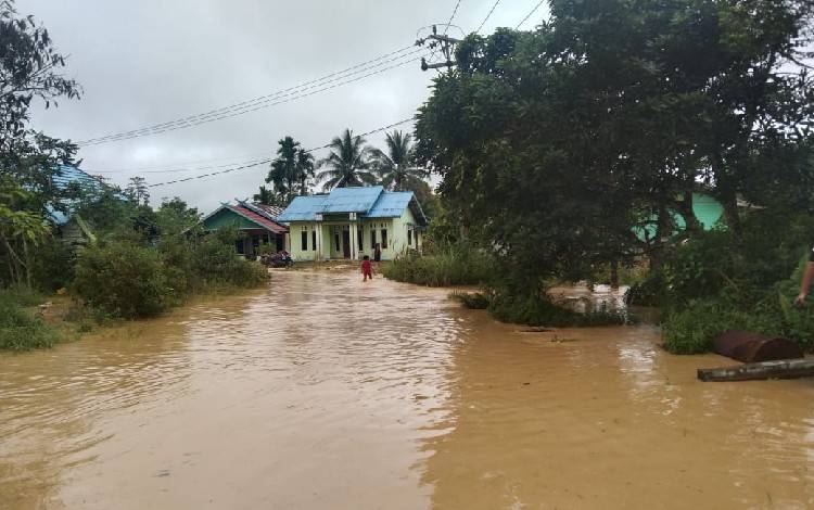 Banjir menerjang sejumlah wilayah di Kecamatan Tewah Kabupaten Gunung Mas (FOTO: IST)