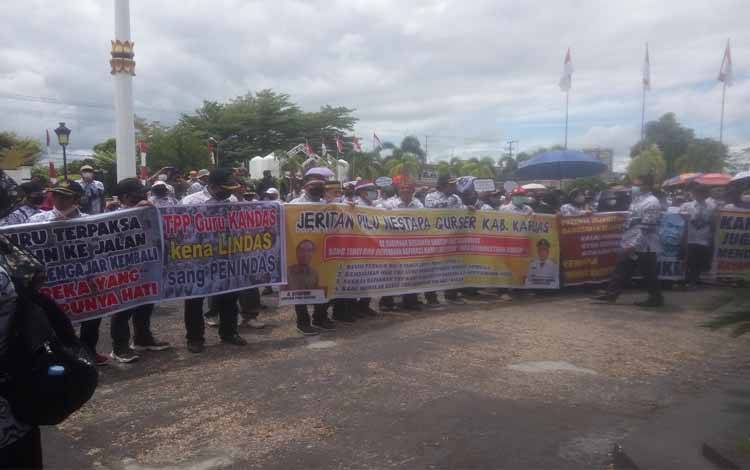 Para Guru saat menyampaikan orasinya di halaman kantor DPRD Provinsi Kalteng. (FOTO : AGUS FATARONI M)