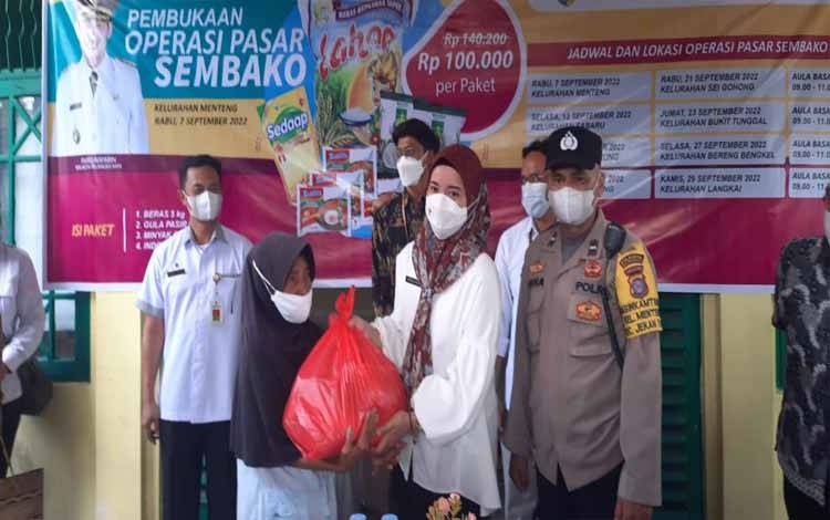 Pembukaan operasi pasar di Kelurahan Mentang. (FOTO: HENDRI)