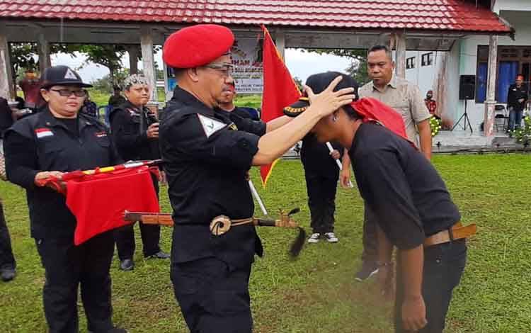 Bupati Seruyan Yulhaidir mengukuhkan?Komandan, Pengurus dan Anggota??BATAMAD Kecamatan Seruyan Hilir Timur (Foto : Prokom Seruyan)