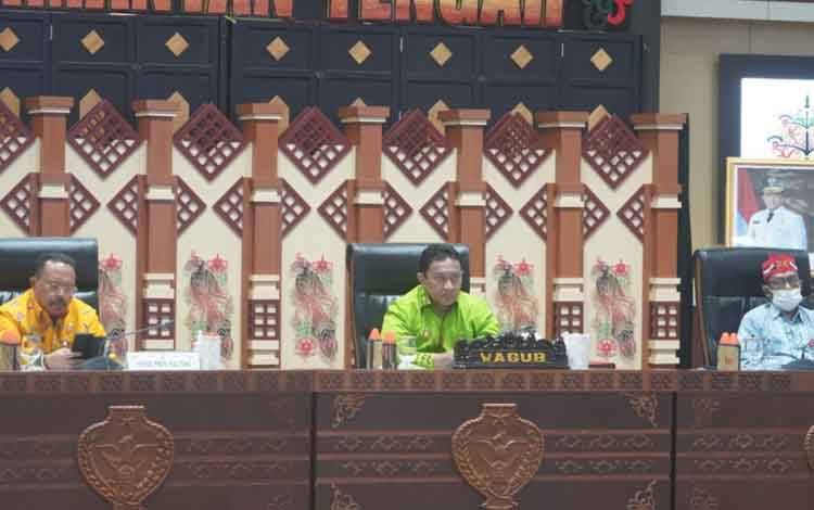Wagub Kalteng H. Edy Pratowo menghadiri secara virtual Bincang Stranas PK yang bertajuk Pencegahan Korupsi di Lingkungan BUMD dengan Penguatan Fungsi dan Pengawasan secara virtual dari Aula Jayang Tingang Kantor Gubernur Kalteng. (FOTO: MMC KALTENG/NAZILA)?