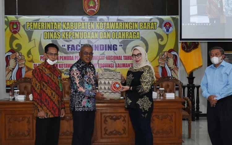 Sekda Kobar, Suyanto menyerahkan cinderamata kepada perwakilan Tim Kemenpora saat melakukan Fact Finding di Kobar, Jumat, 9 September 2022. (FOTO: PROKOM KOBAR)