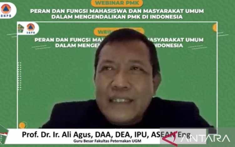 Tangkapan layar - Guru Besar Fakultas Peternakan Universitas Gajah Mada (UGM) Prof Dr Ali Agus dalam webinar "Peran dan fungsi mahasiswa serta masyarakat umum dalam mengendalikan PMK di Indonesia" secara daring diikuti di Jakarta, Jumat (9/9/2022). (ANTARA/Devi Nindy)
