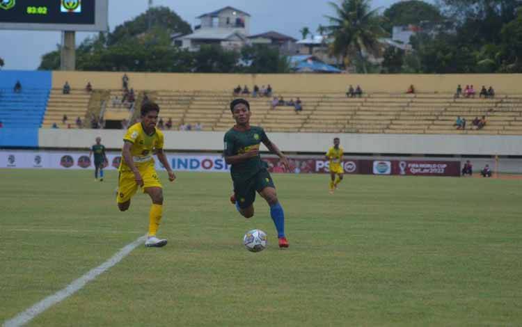 Pemain Persipal BU Ardianto (kanan) mendapat penjagaan ketat dari pemain belakang Persewar Waropen dalam lanjutan kompetisi Liga 2 Indonesia musim 2022-2023 di stadion Mandala, Jayapura, Sabtu (10/9/2022). ANTARA/HO-Official Persipal