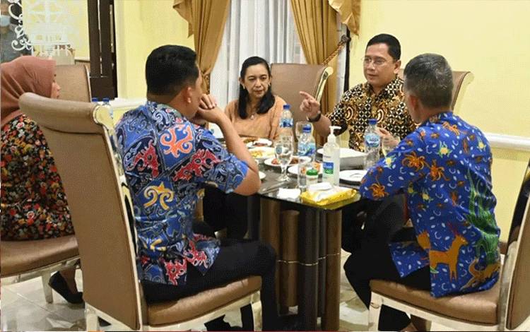 Bupati Lamandau Hendra Lesmana menjamu Kepala BNNP Kalteng Brigjen Polisi Drs Sumirat Dwiyanto di Rumah Jabatan. (FOTO : HENDI NURFALAH)