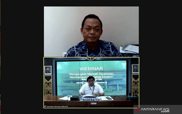 Arsip foto - Pakar Hukum Pidana dari Universitas Al Azhar Indonesia Suparji Ahmad menyampaikan paparan di dalam webinar. (ANTARA/Putu Indah Savitri)
