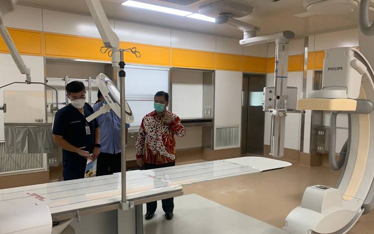 Bupati Kotim Halikinnor saat meninjau ruangan pelayanan pasien di RSUD dr Murjani Sampit. (FOTO: HAMIM)