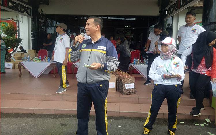 Kadispora Kotim, Wim RK Benung membagikan doorprise saat memperingati Haornas, Minggu, 11 September lalu.(FOTO : NISA)