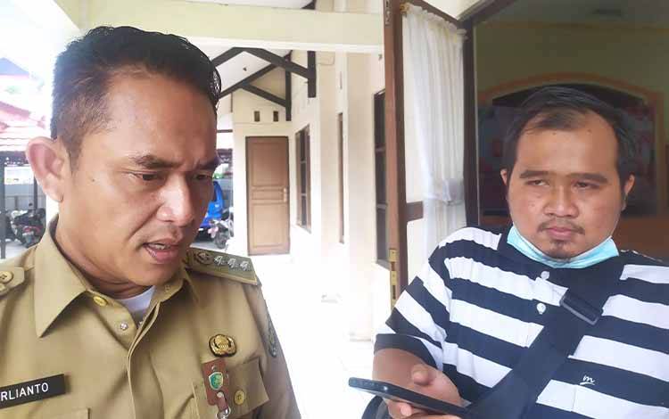 Camat Pahandut, Berlianto saat diwawancarai awak media terkait penanganan banjir. (FOTO: HENDRI)