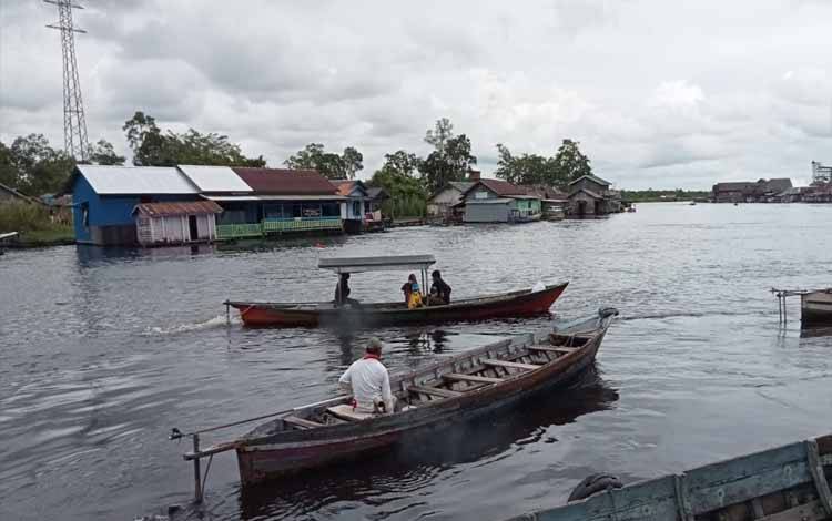 Para getek di Sungai Jelai mengantar penumpang. Dalam program inflasi getek akan menerima subsidi BBM dari pemerintah daerah dampak inflasi. Selasa, 13 September 2022. (FOT0:NORHASANAH)