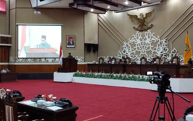 Suasana Rapat Paripurna DPRD Kalteng yang digelar, Selasa, 13 September 2022. (FOTO: DONNY D)