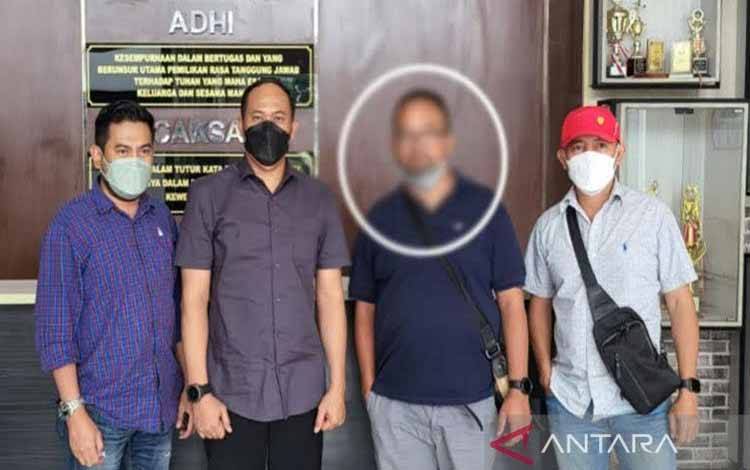 Tersangka MYL (kedua kanan) diapit Tim Tabur Kejagung setelah di tangkap di sebuah rumah yang terletak di Jalan Harapan I Nomor 30 RT 02/RW 05 Kelurahan Setu, Kecamatan Cipayung,Jakarta Timur, Selasa (13/9/2022). (ANTARA/HO-Penkum Kejati Kalteng.)