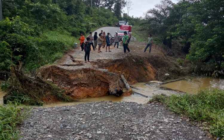 Kondisi jembatan ambrol di jalan penghubung Desa Sukamandang menuju desa sekitar di wilayah Kecamatan Seruyan Tengah. (Foto : Camat Seruyan Tengah)