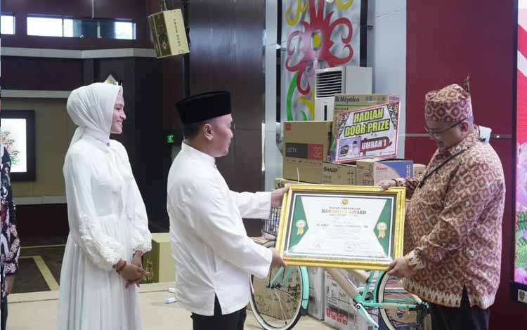 Penyerahan piagam penghargaan Bakumpai Award oleh Gubernur Kalimantan Tengah, Sugianto Sabran (tengah) di Aula Jayang Tingang, Sabtu 17 September 2022. (FOTO: MMC KALTENG/RIZAL/FERI)
