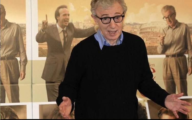 Sutradara Woody Allen memberi isyarat selama sesi pemotretan untuk film "To Rome with Love" di Roma, (13/04/2012). (REUTERS/Stefano Rellandini)