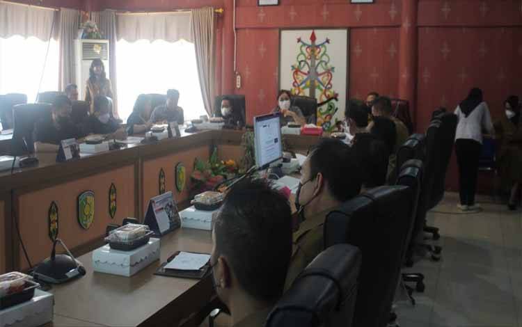 Pembahasan Bab satu Raperda Perizinan Berusaha di Bapemperda DPRD Palangka Raya. (FOTO: HENDRI)