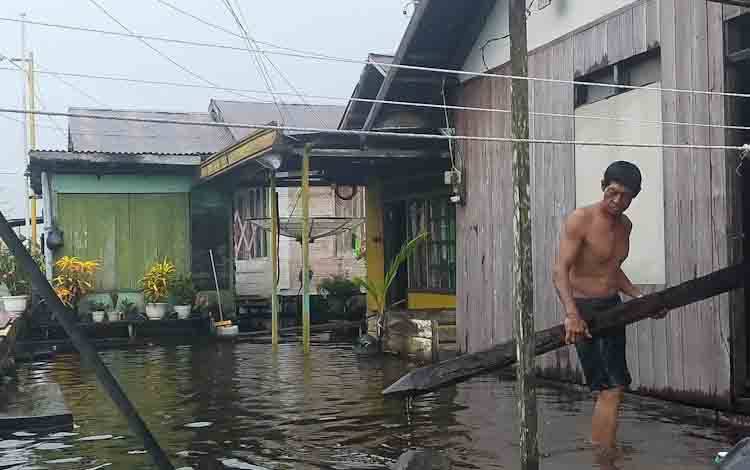 Pemukiman warga Kelurahan Raja Seberang, Pangkalan Bun yang terendam air