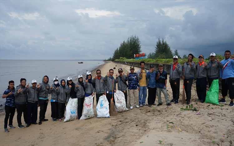 Pembersihan kawasan pantai di sekitar Pelabuhan Teluk Segintung, Senin, 19 September 2022 (Foto : Istimewa)