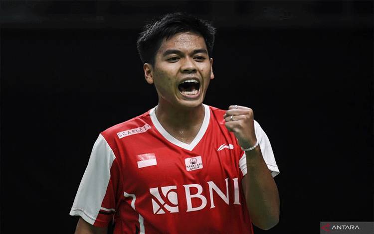 Foto arsip - Ekspresi dari pebulu tangkis tunggal putra Indonesia Syabda Perkasa Belawa saat melawan pebulu tangkis tunggal putra Korea Selatan Yun Gyu Lee dalam pertandingan babak penyisihan grup A Piala Thomas 2022 di Impact Arena, Bangkok, Thailand, Rabu (11/5/2022). . ANTARA FOTO/M Risyal Hidayat/aww. (ANTARA FOTO/M RISYAL HIDAYAT)