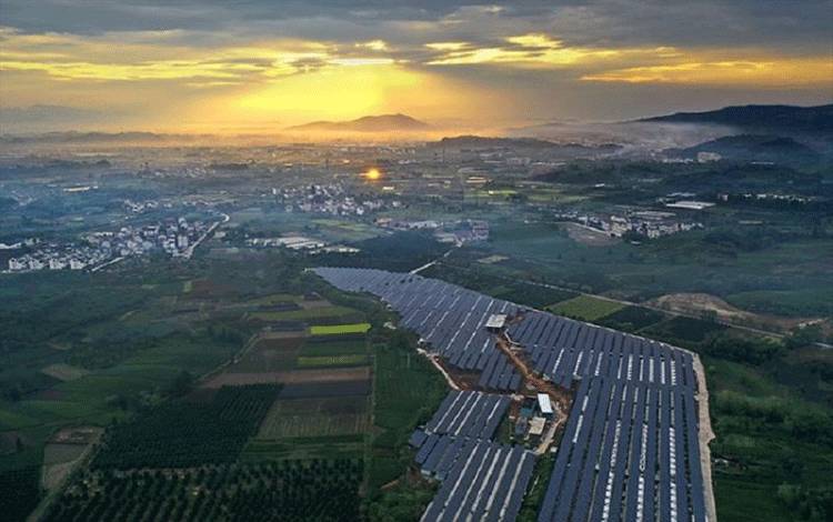 Ladang pembangkit listrik berteknologi fotofoltaik di Kabupaten Pan'an, Provinsi Zhejiang, China. (ANTARA/HO-State Grid)