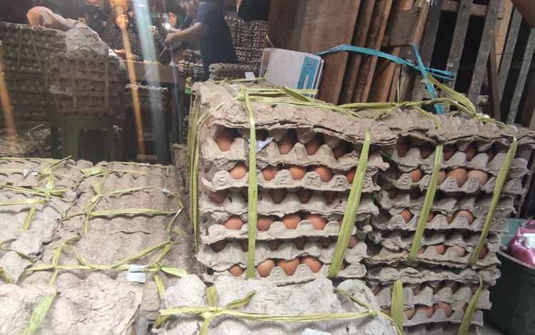 Komoditas telur di Pasar Besar Kota Palangka Raya. Pengamat ekonomi mengingatkan potensi terjadinya bom waktu ekonomi akibat kebijakan kenaikan BBM. (FOTO: HERMAWAN)