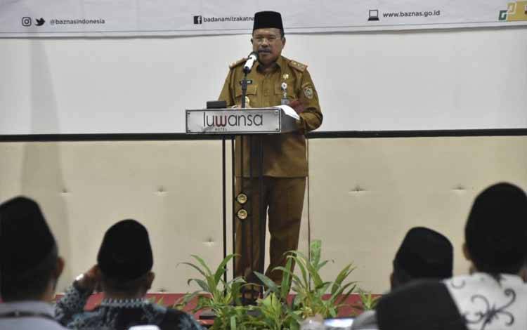 Sekda Kalteng, Nuryakin saat membacakan sambutan dalam pembukaan Rakorda BAZNAS se-Kalteng tahun 2022, di Hotel Luwansa Palangka Raya Selasa 20 September 2022. (FOTO: MMC KALTENG/ASEP)