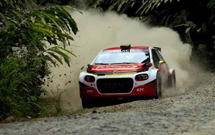 Pebalap Jagonya Ayam Motorsports Sean Gelael sedang mencoba lintasan balap Reli Danau Toba 2022 di Parapat, Sumatera Utara, Selasa (21/9/2022). ANTARA/HO-Tim Jagonya Ayam