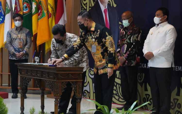 Wakil Gubernur Kalimantan Tengah, Edy Pratowo saat mengikuti proses penandatangan berita acara sertijab BPK RI perwakilan Kalteng di Aula Auditorium Kantor BPK Kalteng Rabu 21 September 2022. (FOTO: MMC KALTENG/DUAN)
