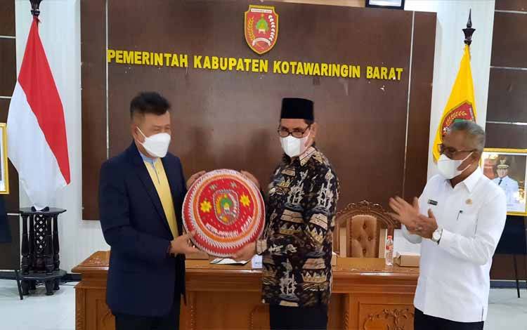 Pj Bupati Kobar Anang Dirjo saat menyerahkan cinderamaga kepada Wagub Provinsi Surat Thani Mr. Suthipong Klai-Udom, dalam kunjungan Study Banding, Rabu, 21 September 2022