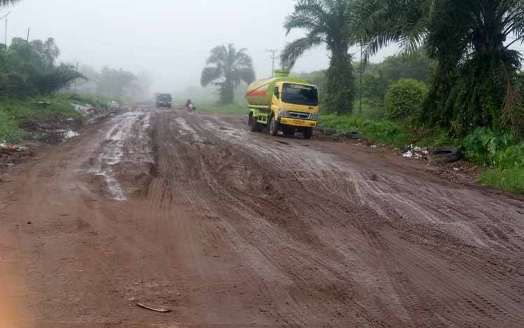 Kondisi jalan lingkar selatan setelah beberapa hari diampar agregat B dan dilanda hujan. (FOTO: NISA)