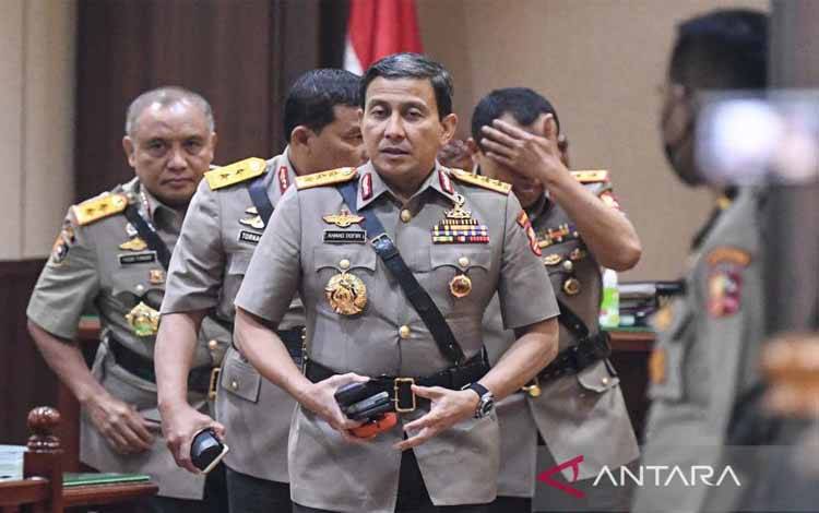 Pimpinan sidang Komisi Kode Etik Polri (KKEP) Kepala Badan Intelijen Keamanan (Kabaintelkam) Polri Komjen Pol Ahmad Dofiri (kanan) berjalan keluar ruangan usai memimpin sidang Komisi Kode Etik Polri (KKEP) di Gedung Transnational Crime Center (TNCC) Divisi Propam Mabes Polri, Jakarta, Jumat (26/8/2022) dini hari. Komjen Pol Ahmad Dofiri memutuskan bahwa mantan Kadiv Propam Polri Irjen Ferdy Sambo disanksi Pemberhentian Tidak Dengan Hormat (PTDH) sebagai anggota Polri selain itu juga dijatuhkan s
