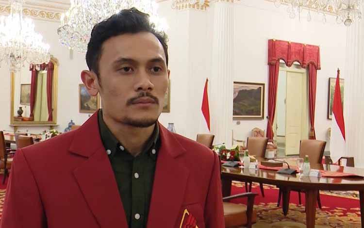 Atlet panjat tebing Indonesia Veddriq Leonardo memberikan keterangan seusai diterima Presiden Joko Widodo di Istana Negara, Jakarta, Rabu (21/9/2022). (ANTARA/Gilang Galiartha)