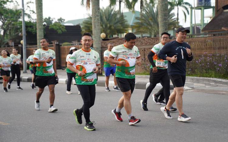 Wali Kota Pontianak Edi Rusdi Kamtono bersama Dandim 1207/Pontianak Kolonel Arh Hendra Roza ikut lari bersama peserta Kulminasi Run 2022. (Foto ANTARA/HO-Jimi)