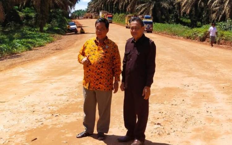 Anggota DPRD Kalteng, Wisman (kiri) saat melaksanakan reses beberapa waktu lalu. (FOTO: DOK. RESES WISMAN)